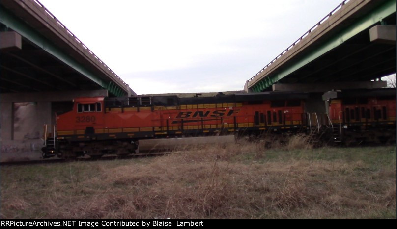 BNSF LCHI6571 passes under the I64 freeway bridge